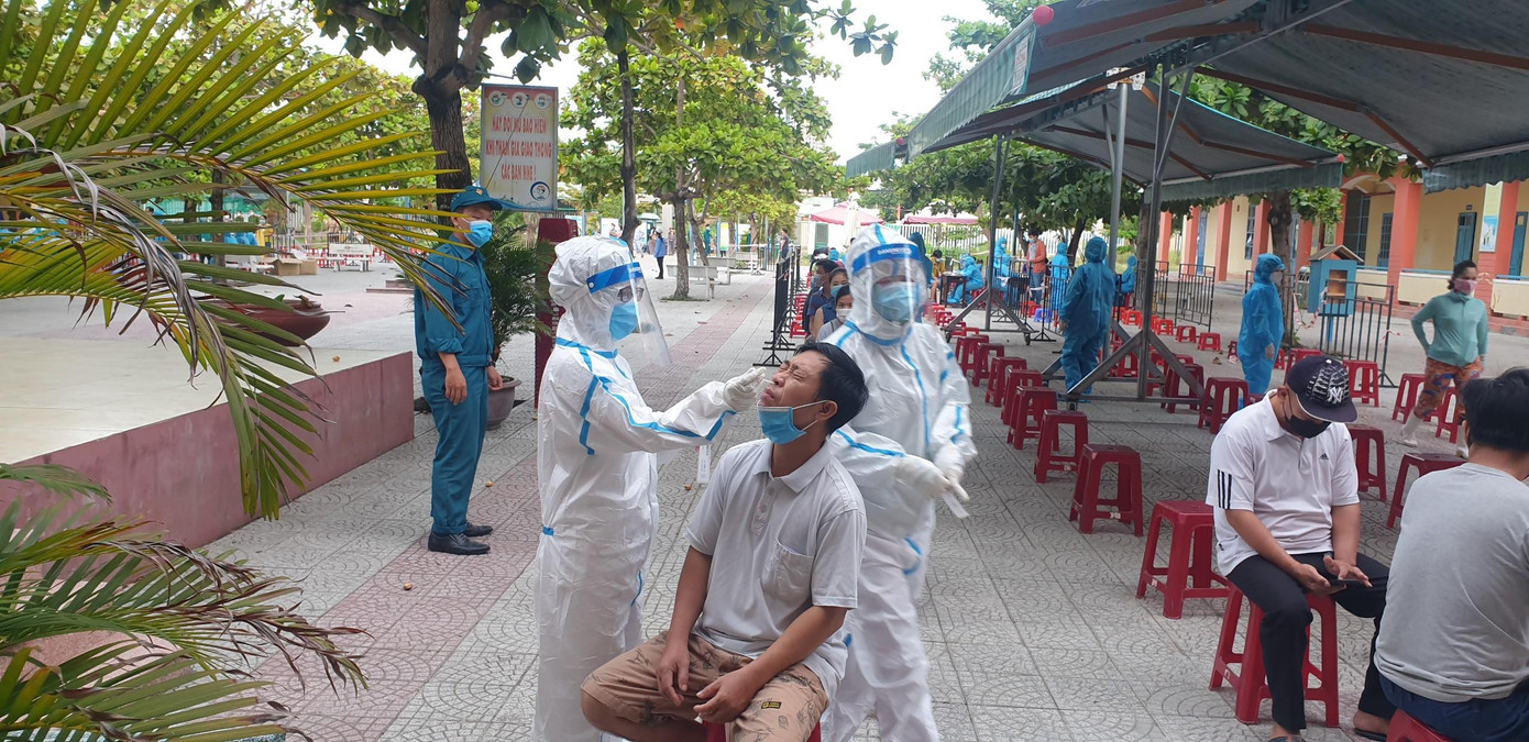 Lấy mẫu xét nghiệm COVID-19 tại phường Nại Hiên Đông. Từ ngày 10/7 đến 14h30 ngày 29/7, toàn TP Đà Nẵng ghi nhận 565 ca mắc COVID-19. Dù đã thực hiện các biện pháp siết chặt công tác phòng chống COVID-19, song liên tiếp 7 ngày qua, Đà Nẵng luôn có nhiều ca mắc mới, trung bình 19 ca mỗi ngày. Vì vậy, Ban chỉ đạo phòng chống COVID-19 TP đề nghị siết chặt thêm một số hoạt động, đề xuất cấm ra đường từ 20 giờ hôm trước đến 6 giờ sáng hôm sau. Lấy mẫu xét nghiệm COVID-19 tại phường Nại Hiên Đông. Từ ngày 10/7 đến 14h30 ngày 29/7, toàn TP Đà Nẵng ghi nhận 565 ca mắc COVID-19. Dù đã thực hiện các biện pháp siết chặt công tác phòng chống COVID-19, song liên tiếp 7 ngày qua, Đà Nẵng luôn có nhiều ca mắc mới, trung bình 19 ca mỗi ngày. Vì vậy, Ban chỉ đạo phòng chống COVID-19 TP đề nghị siết chặt thêm một số hoạt động, đề xuất cấm ra đường từ 20 giờ hôm trước đến 6 giờ sáng hôm sau.