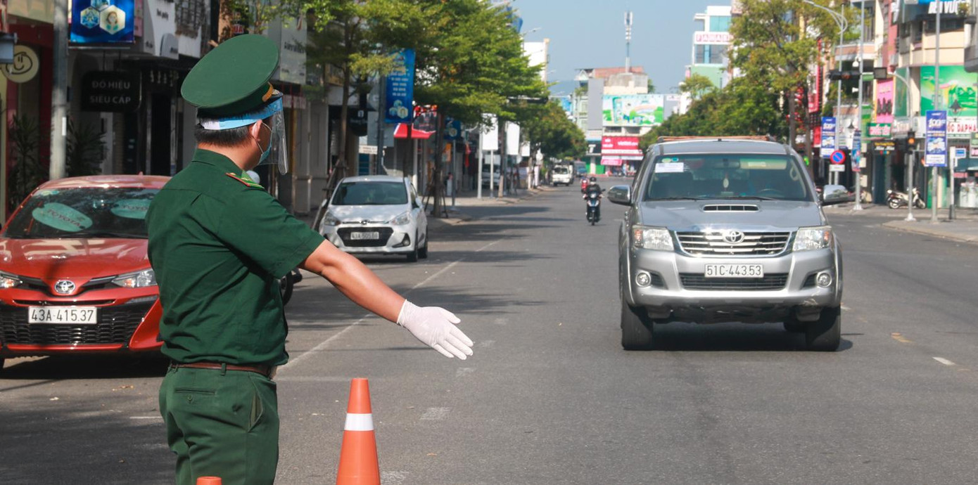 Theo ghi nhận của phóng viên, sáng 26/8, lượng phương tiện di chuyển tại các quận trung tâm của TP Đà Nẵng khá đông. Nhưng từ sau 9h đường phố vắng vẻ trở lại. Tất cả các xe đều được yêu cầu dừng lại để kiểm tra giấy tờ lưu thông và người dân chấp hành nghiêm các quy định của TP.