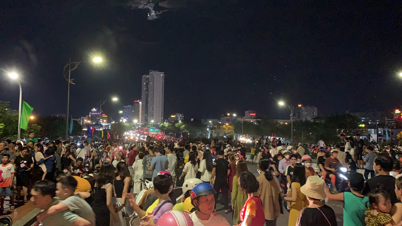 Dòng người chen nhau ra về sau khi Rồng phun lửa, phun nước kết thúc. Dòng người chen nhau ra về sau khi Rồng phun lửa, phun nước kết thúc.