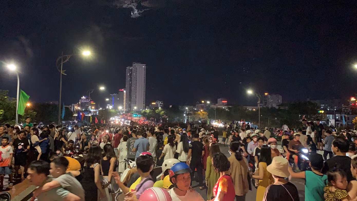 Dòng người chen nhau ra về sau khi Rồng phun lửa, phun nước kết thúc.