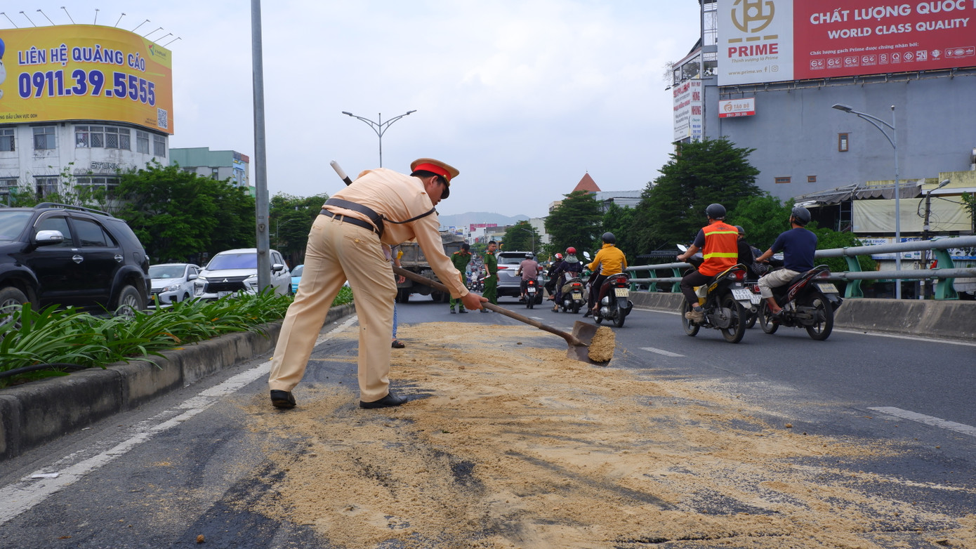 Vết dầu nhớt từ hiện trường chảy dài dọc đường trên cầu vượt.