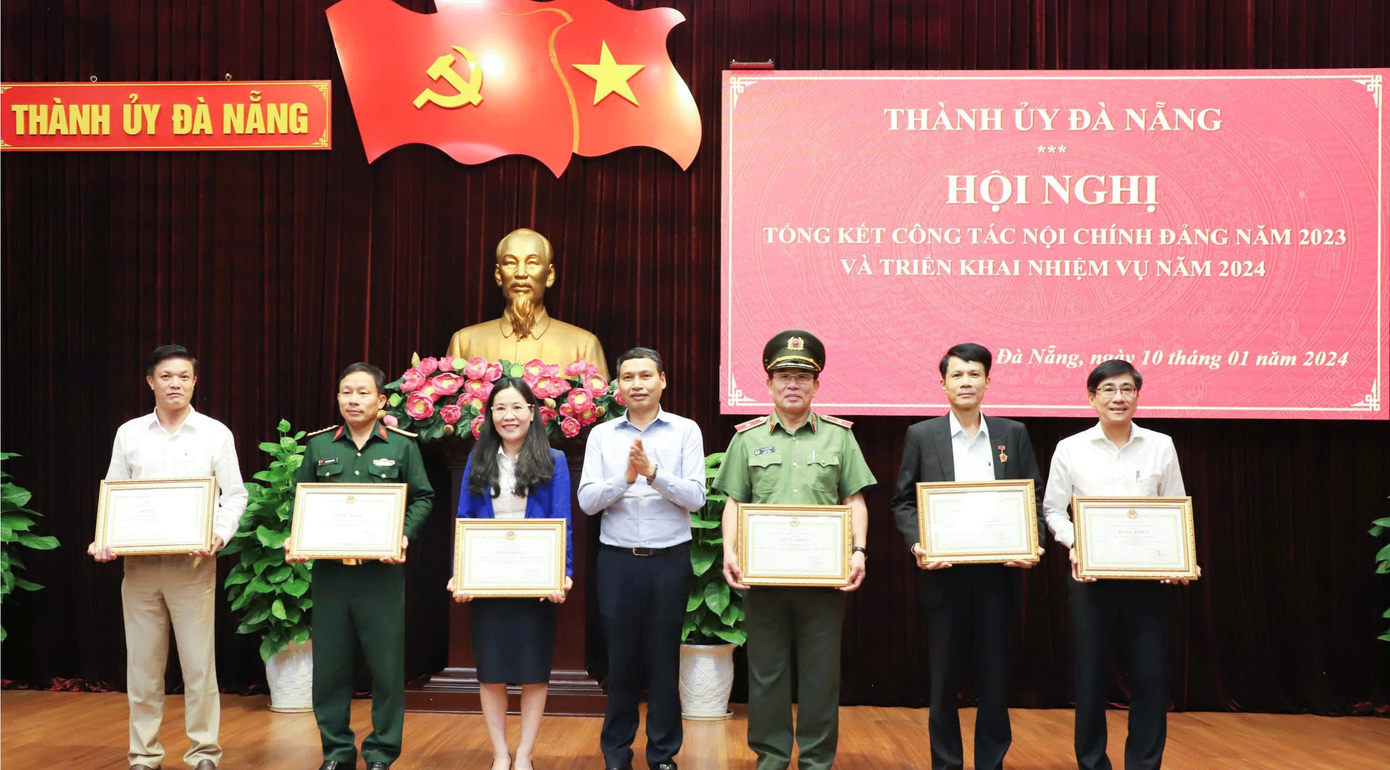 UBND thành phố Đà Nẵng khen thưởng các tập thể có thành tích trong công tác nội chính Đảng năm 2023. Ảnh: BĐN.