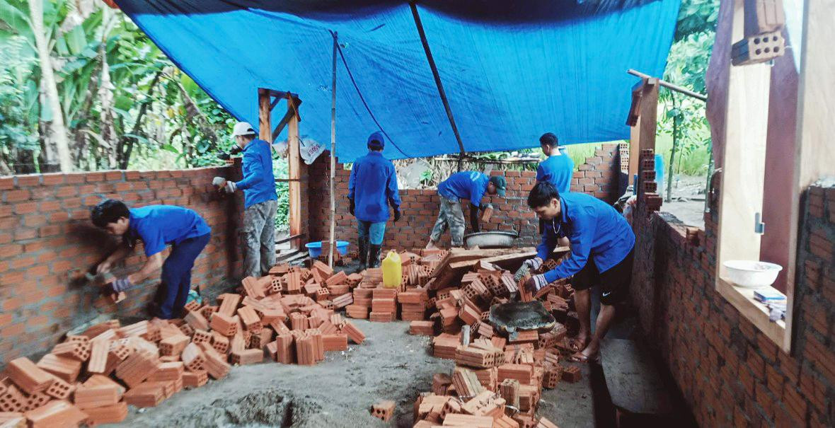 Sau khi vật liệu được vận chuyển, các bạn trẻ bắt tay vào việc dựng nhà xây cho gia đình anh Gióng. Công trình có giá trị hơn 100 triệu đồng từ đóng góp của tuổi trẻ Huyện Đoàn Nam Giang và sự giúp đỡ của các doanh nghiệp, mạnh thường quân trên địa bàn. Các bạn trẻ góp công, tình nguyện xây dựng, hoàn thiện căn nhà tình nghĩa.