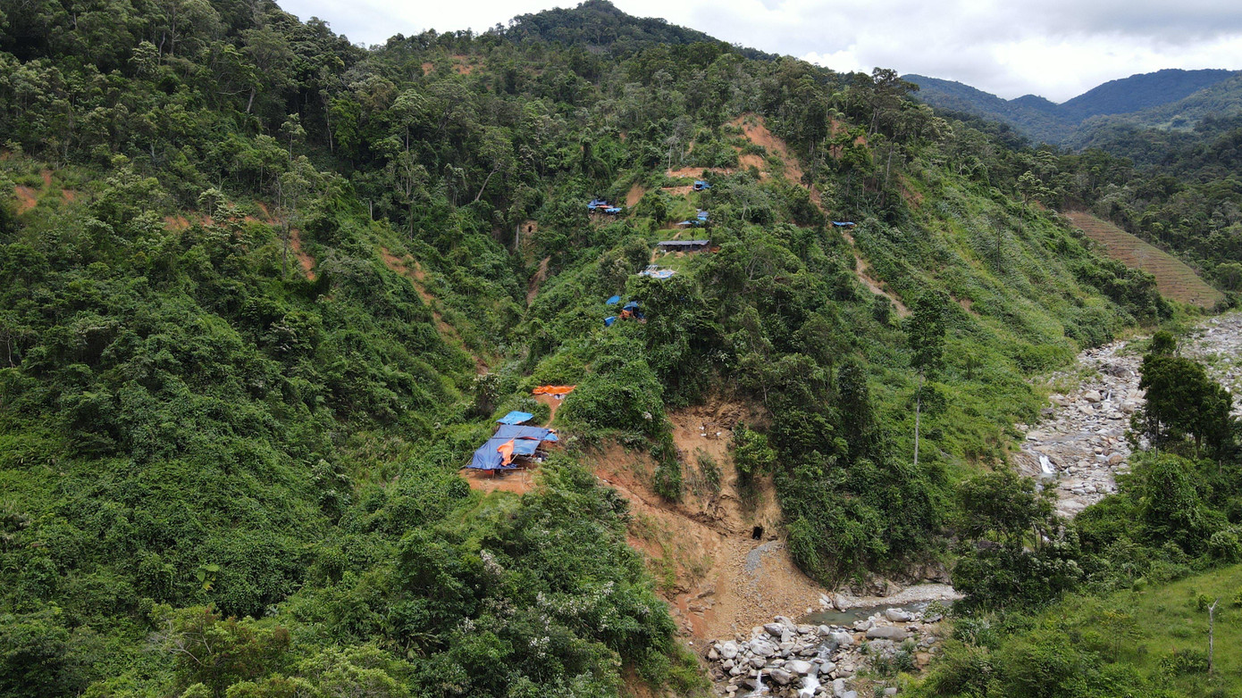 Khu vực được phản ánh và phát hiện khai thác vàng trái phép thuộc khu vực bãi Cây Đa và Cầu Ván thuộc địa bàn xã Phước Lộc (Phước Sơn, Quảng Nam). Khu vực được phản ánh và phát hiện khai thác vàng trái phép thuộc khu vực bãi Cây Đa và Cầu Ván thuộc địa bàn xã Phước Lộc (Phước Sơn, Quảng Nam).