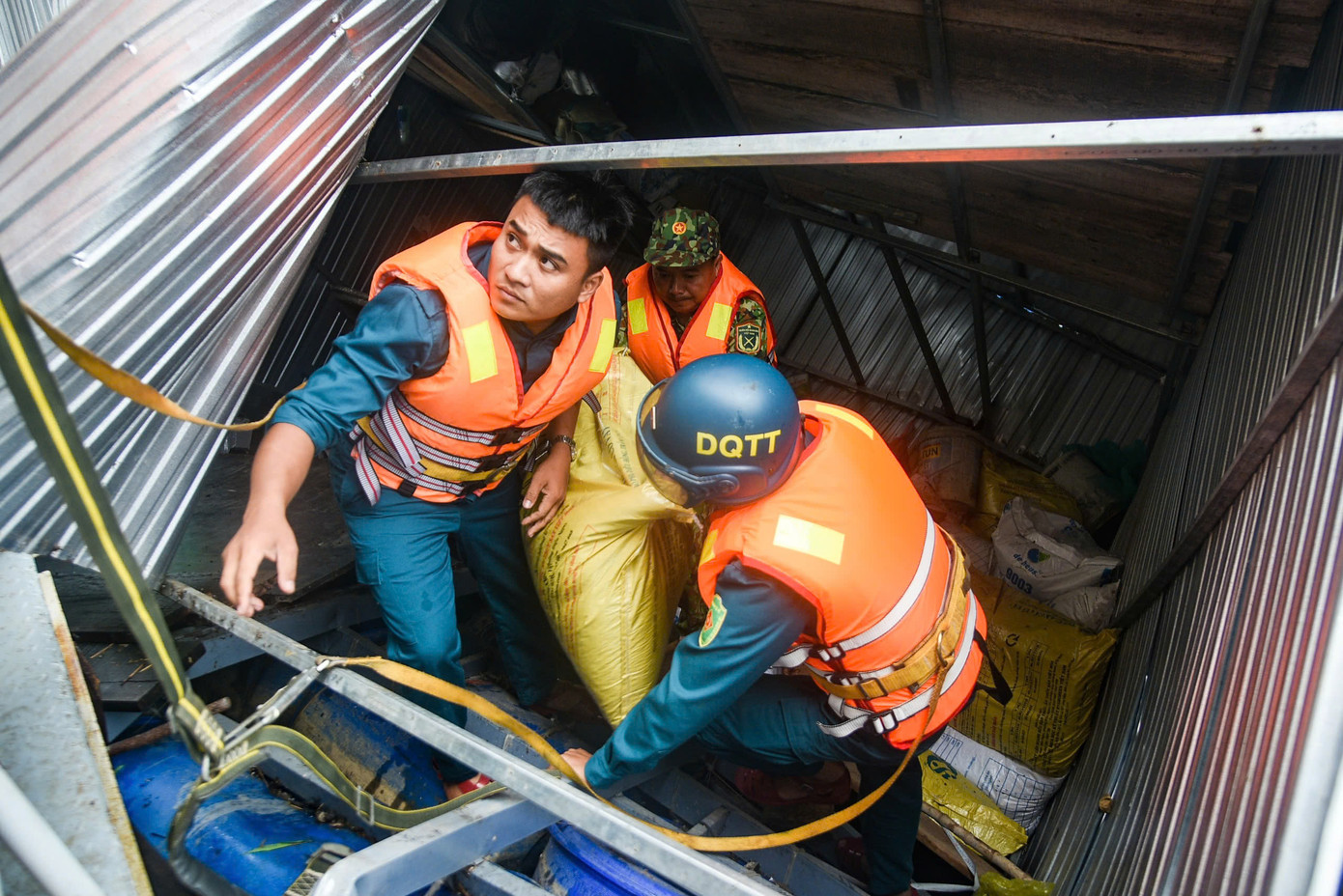 Khoảng 180 cán bộ, chiến sĩ và dân quân tự vệ tham gia khắc phục sự cố, ngăn ngừa rủi ro tại khu vực đập. Các lực lượng đã triển khai đồng bộ biện pháp tháo dỡ, trục vớt và di dời các lồng bè mắc kẹt, đảm bảo khơi thông dòng chảy, giảm tải áp lực cho đập, giữ vững an toàn tính mạng và tài sản cho người dân trong khu vực hạ lưu. Công tác ứng phó được thực hiện nghiêm túc, đúng quy trình, bảo đảm an toàn tuyệt đối cho cán bộ, chiến sĩ và nhân dân. Khoảng 180 cán bộ, chiến sĩ và dân quân tự vệ tham gia khắc phục sự cố, ngăn ngừa rủi ro tại khu vực đập. Các lực lượng đã triển khai đồng bộ biện pháp tháo dỡ, trục vớt và di dời các lồng bè mắc kẹt, đảm bảo khơi thông dòng chảy, giảm tải áp lực cho đập, giữ vững an toàn tính mạng và tài sản cho người dân trong khu vực hạ lưu. Công tác ứng phó được thực hiện nghiêm túc, đúng quy trình, bảo đảm an toàn tuyệt đối cho cán bộ, chiến sĩ và nhân dân.