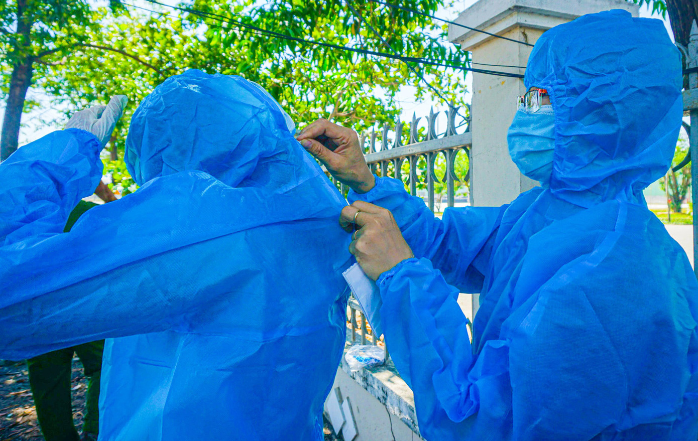 Lực lượng y tế mặc đồ bảo hộ để làm nhiệm vụ. Lực lượng y tế mặc đồ bảo hộ để làm nhiệm vụ.