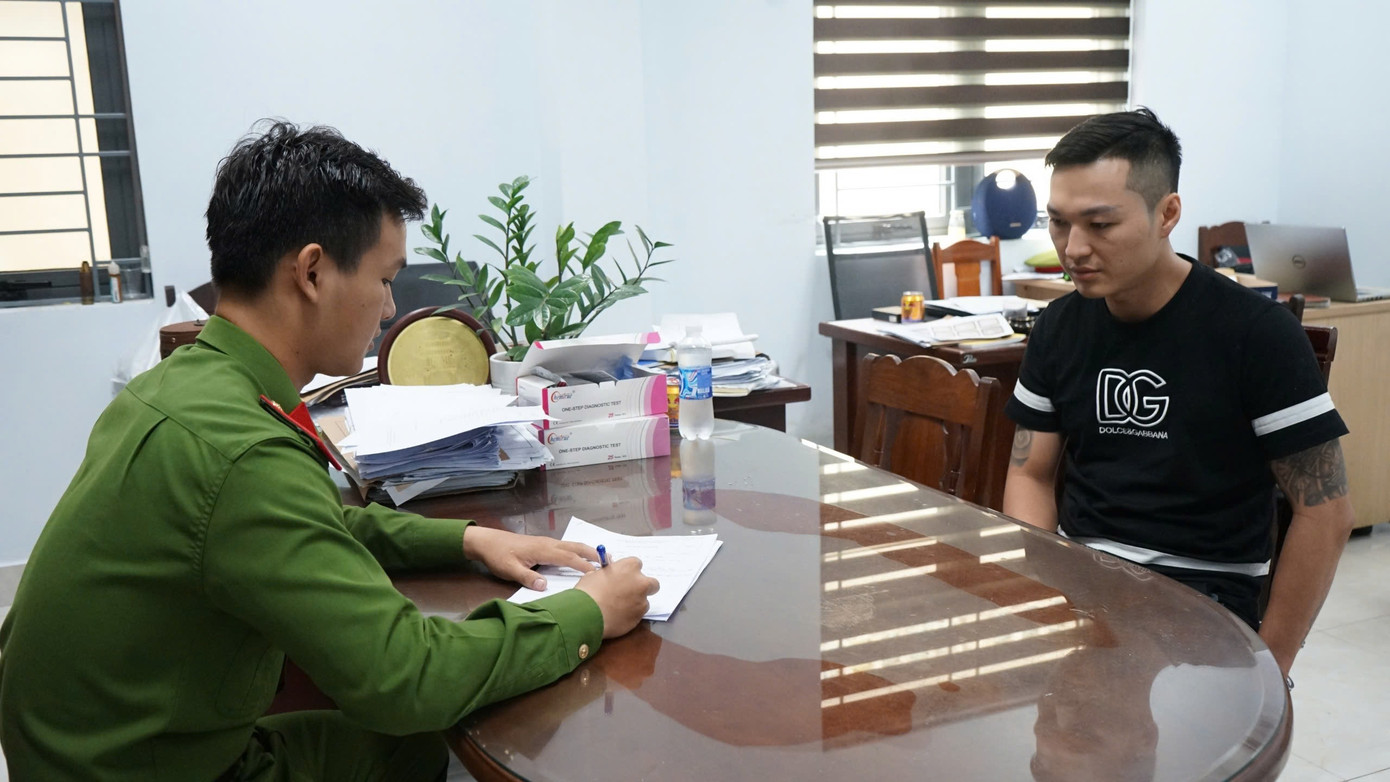 Đối tượng Phạm Tiến Đạt tại cơ quan công an.