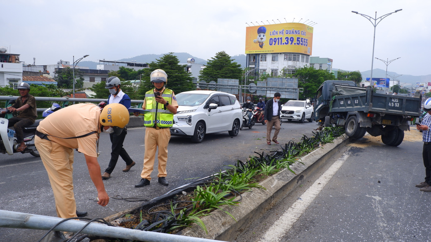 Cảnh sát giao thông đo đạc hiện trường để điều tra nguyên nhân vụ tai nạn.