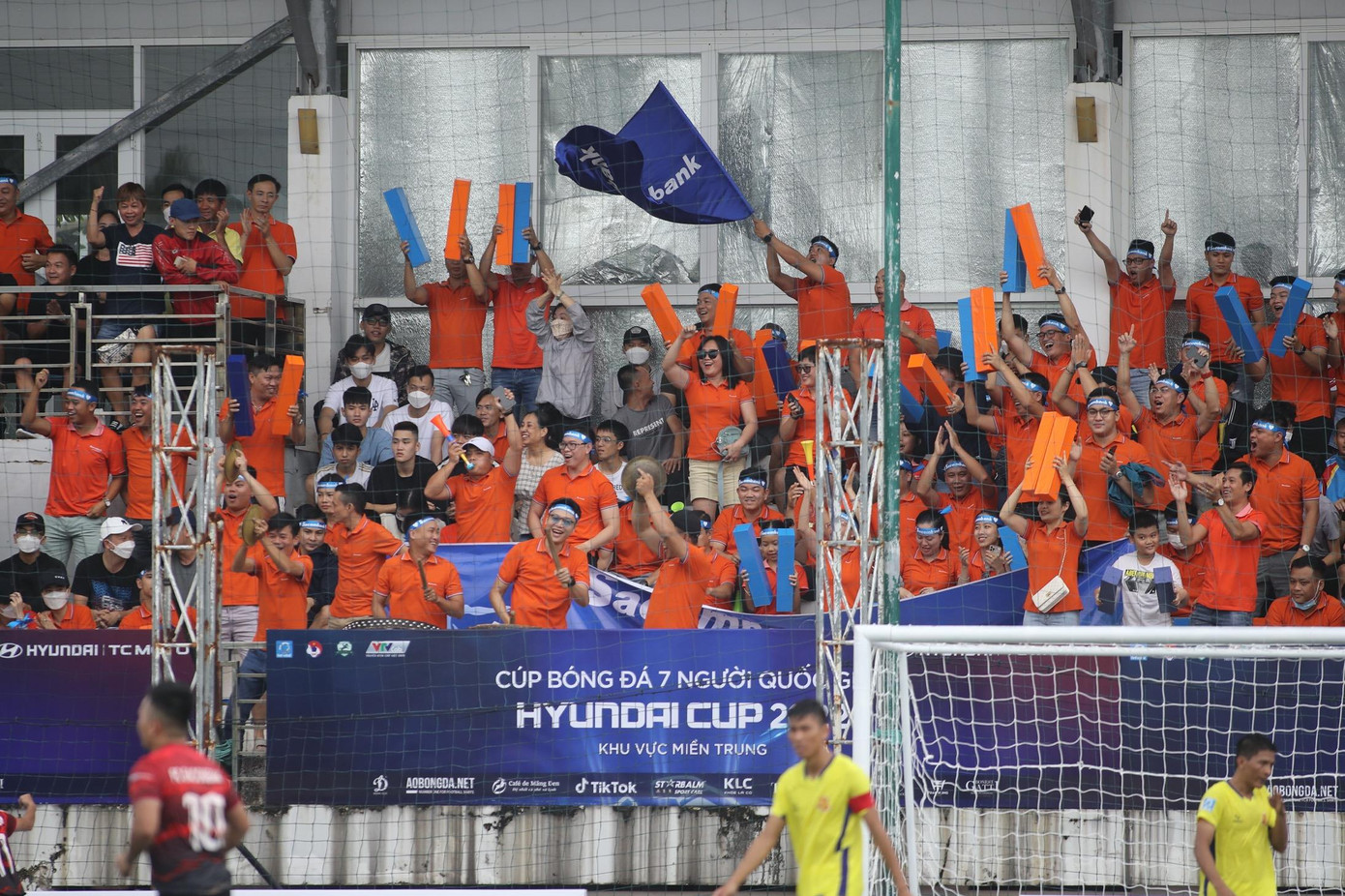 Cổ vũ nhiệt tình, hết mình cho đội bóng.