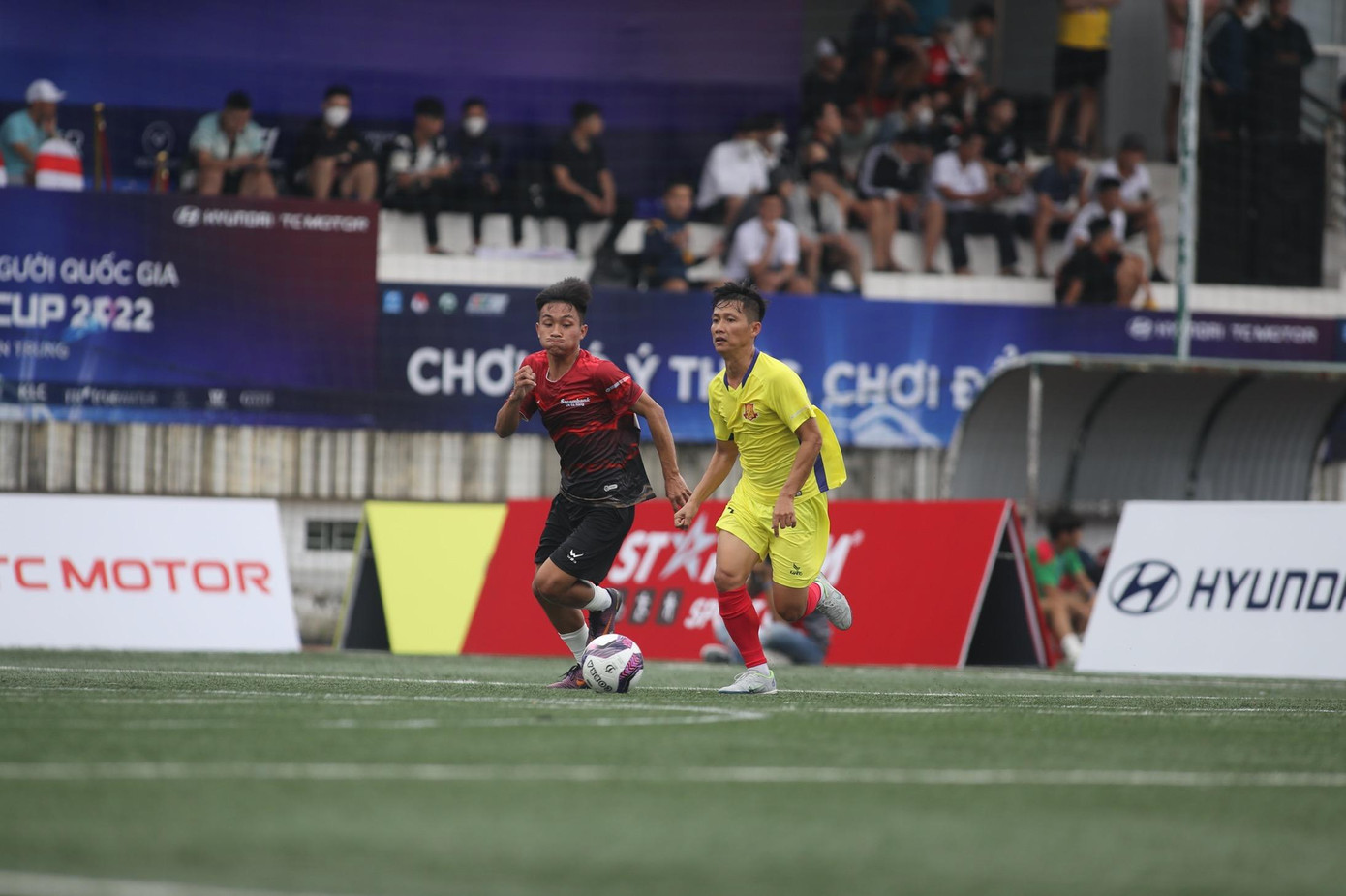 Chiều ngày 20/11, tại TP Đà Nẵng, Cúp bóng đá 7 người quốc gia tranh Huyndai 2022 khu vực Miền Trung chính thức khai mạc và diễn ra các trận đấu đầu tiên.