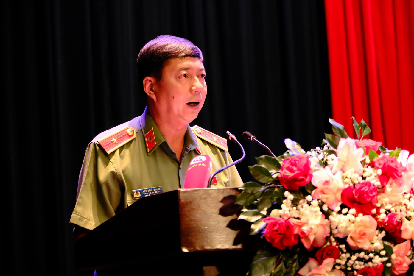 Thiếu tướng Trần Đình Chung tiếp thu ý kiến của cử tri thành phố Đà Nẵng tại buổi tiếp xúc.