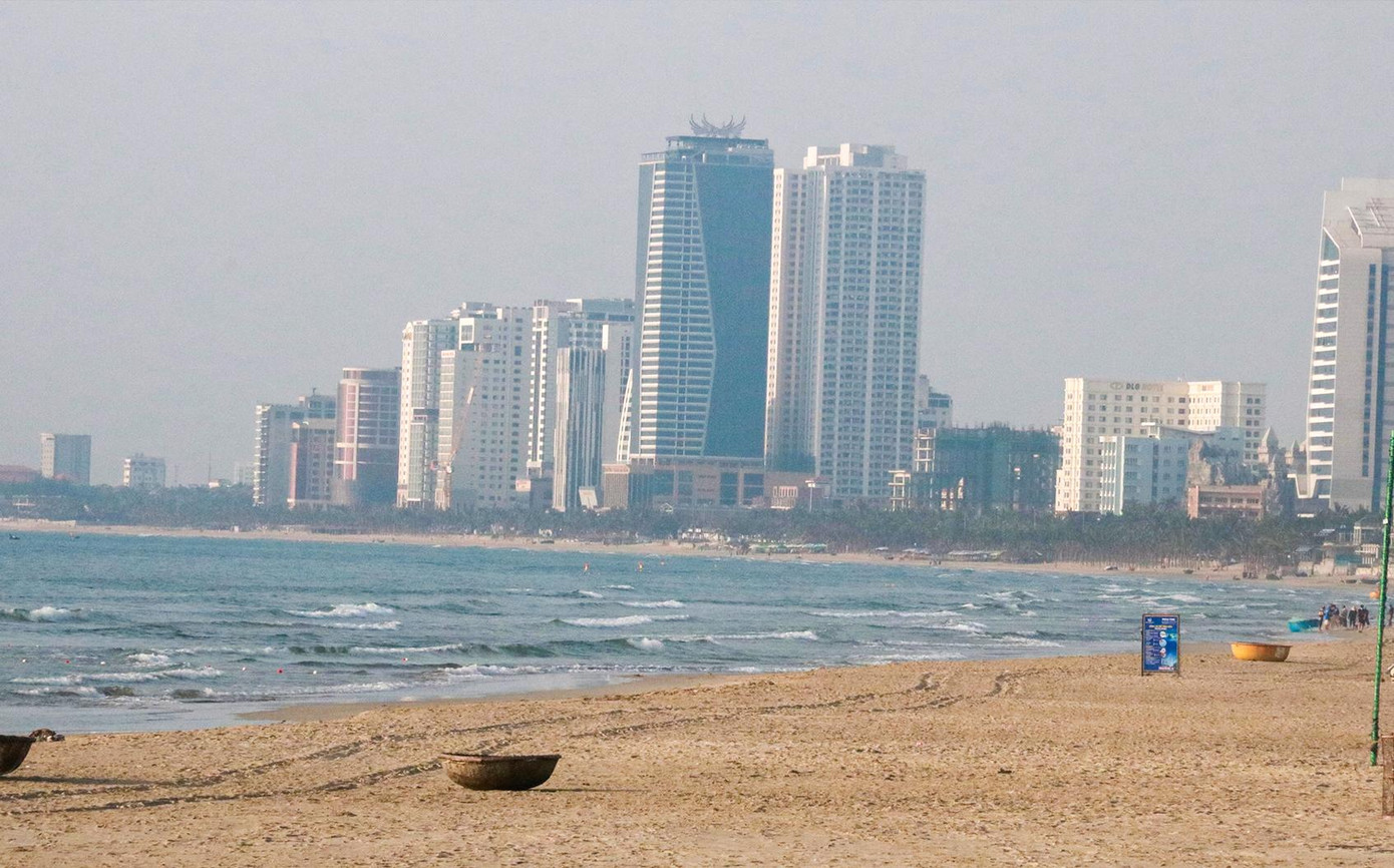 Bãi biển Đà Nẵng vắng vẻ sau những ngày đông nghịt người ảnh 12