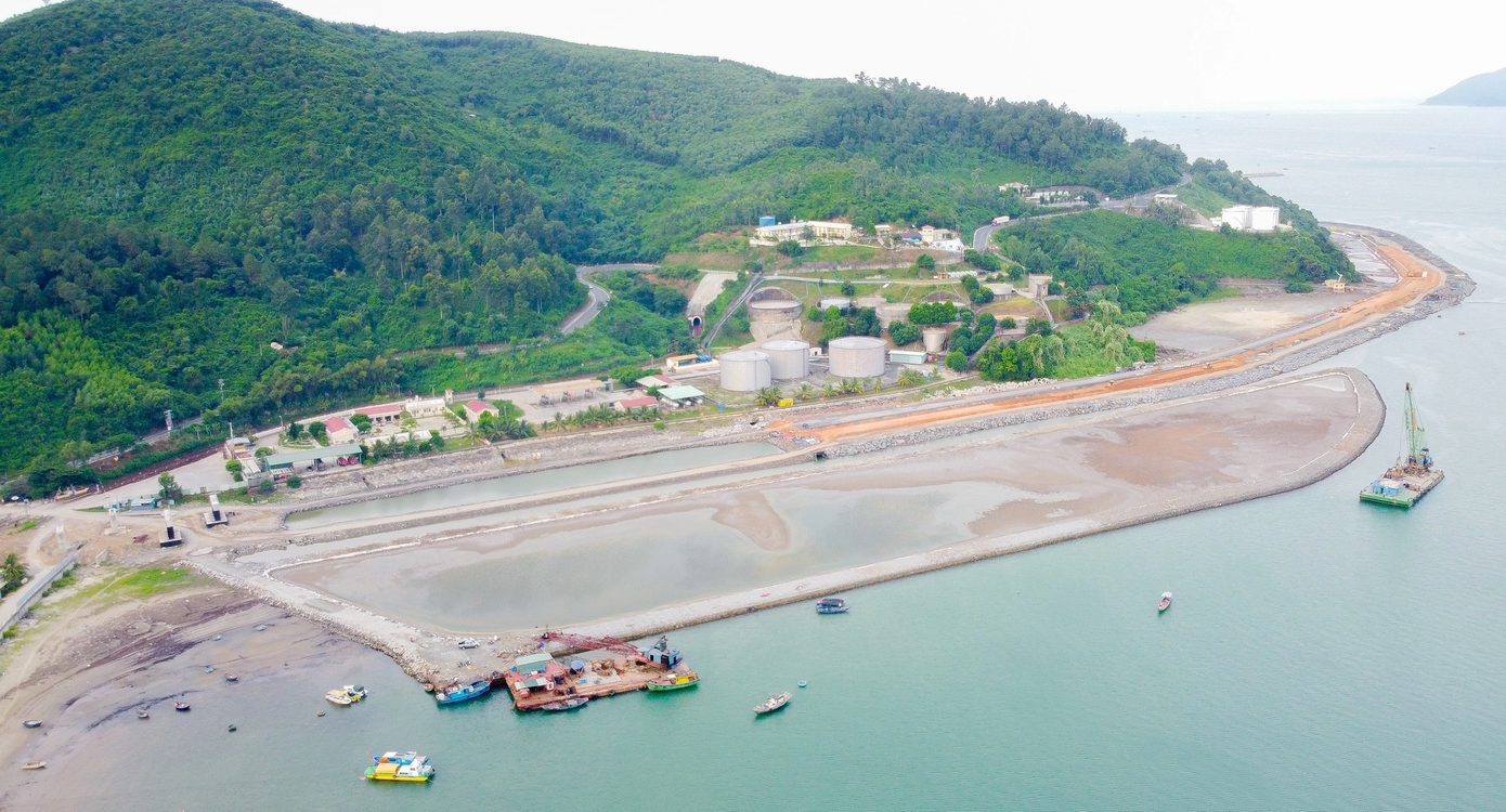 Theo chủ đầu tư dự án, đến nay hạng mục đê, kè chắn sóng thi công đạt 66%. Riêng hạng mục nạo vét luồng tàu và khu nước đạt 67%, đường giao thông và thoát nước đạt 68%. Theo chủ đầu tư dự án, đến nay hạng mục đê, kè chắn sóng thi công đạt 66%. Riêng hạng mục nạo vét luồng tàu và khu nước đạt 67%, đường giao thông và thoát nước đạt 68%.