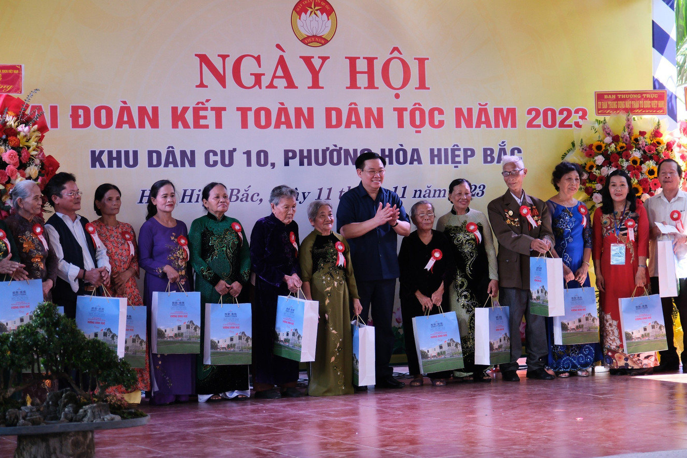 Chủ tịch Quốc hội Vương Đình Huệ tặng quà cho các gia đình chính sách, gia đình có công với cách mạng trên địa bàn.