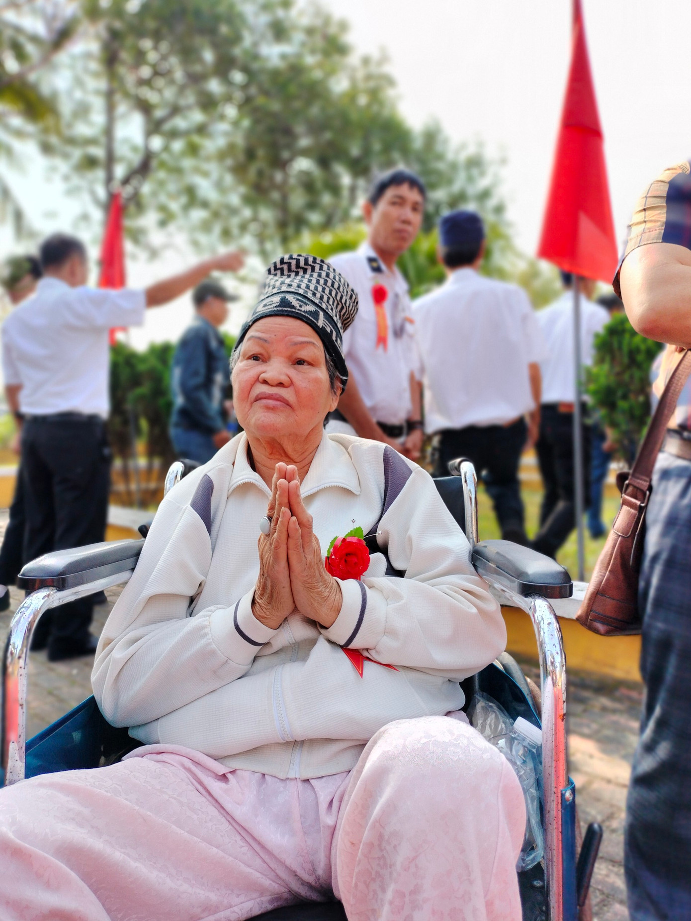 Mẹ Lê Thị Lan, mẹ của liệt sĩ Nguyễn Hữu Lộc hy sinh ở Gạc Ma dù ốm đau nhưng vẫn quyết tâm có mặt ở lễ tưởng niệm 35 năm ngày con trai và đồng đội ngã xuống vì Gạc Ma, vì chủ quyền biển đảo thiêng liêng của Tổ quốc.
