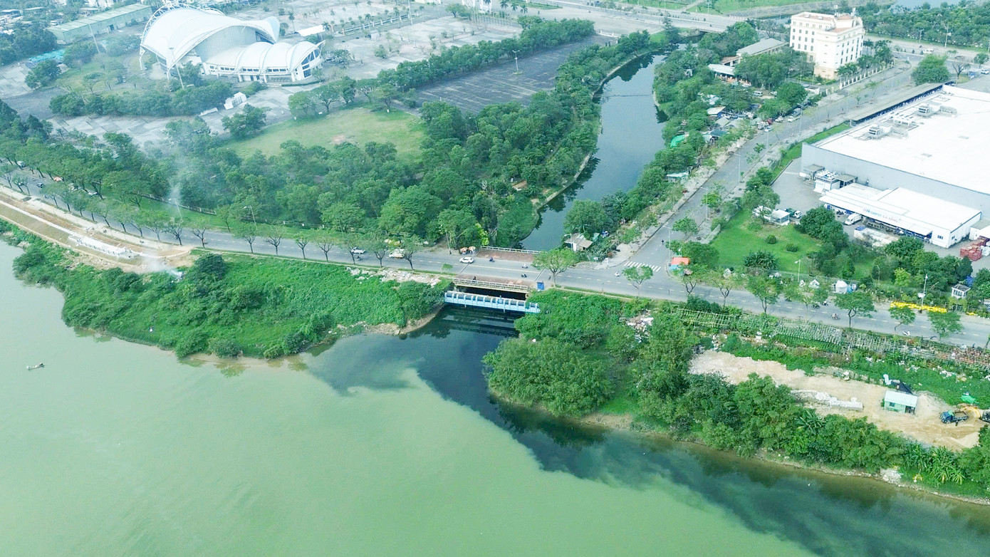 Dòng chảy nước đen ngòm đổ vào sông Cẩm Lệ tại cầu Đò Xù. Dòng chảy nước đen ngòm đổ vào sông Cẩm Lệ tại cầu Đò Xù.