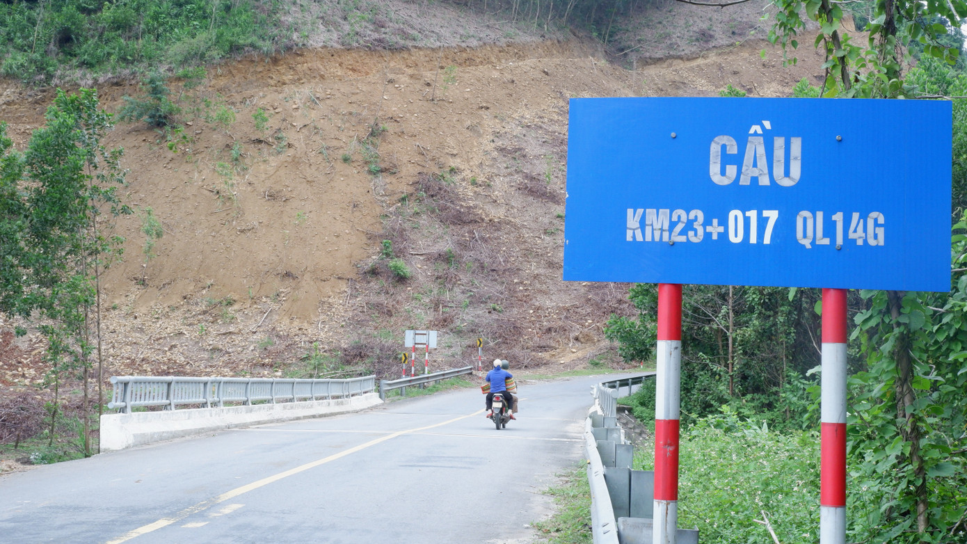 Khu vực cầu km23+017 của tuyến Quốc lộ 14G là vệt dài đồi núi đã được người dân đào bới, mở đường để phục vụ việc khai thác và trồng keo.
