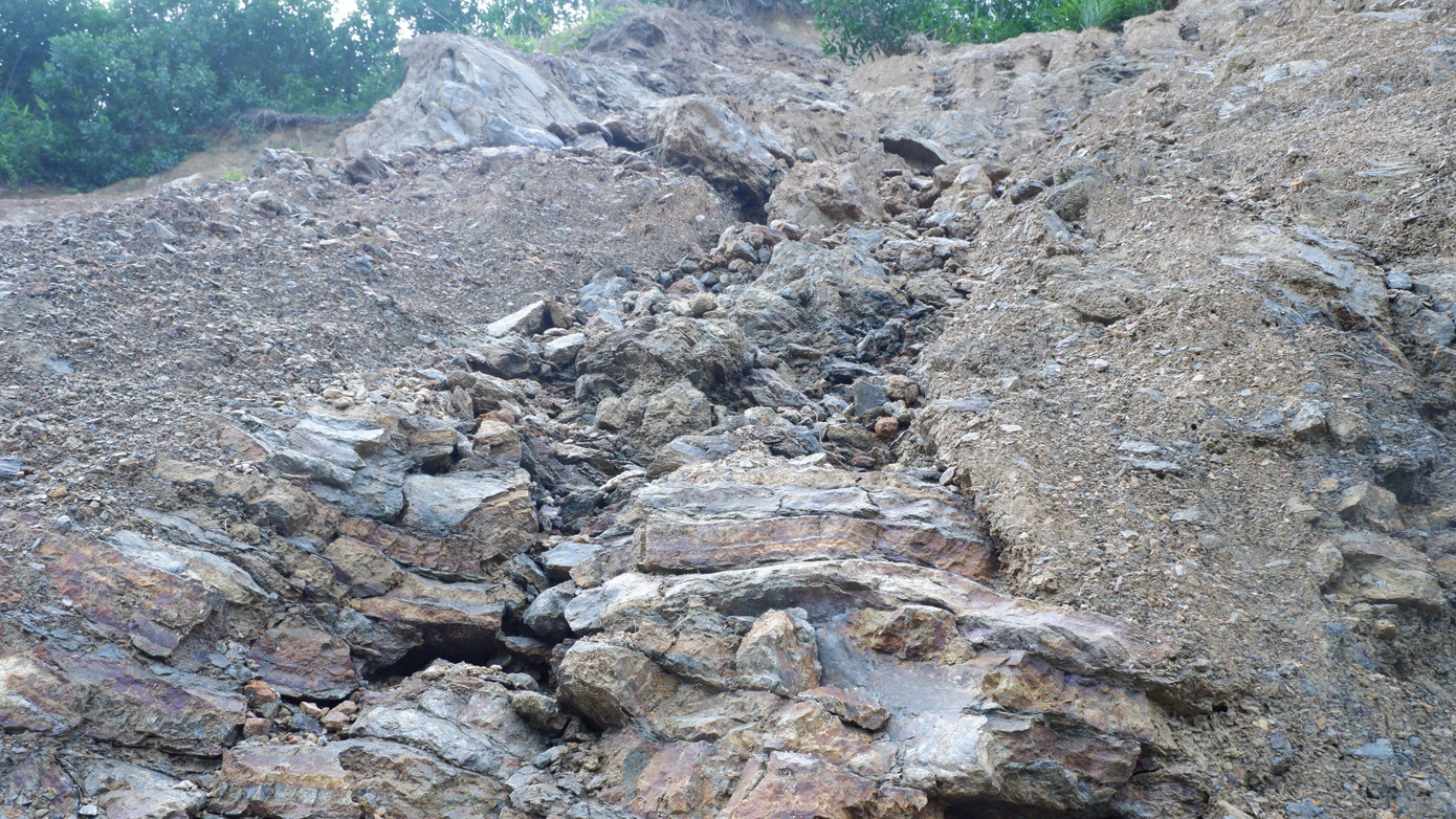 Một điểm sạt lở, đất đá chờ chực rơi xuống Quốc lộ 14G ở gần khu vực Dốc Kiền thuộc địa phận Đà Nẵng.