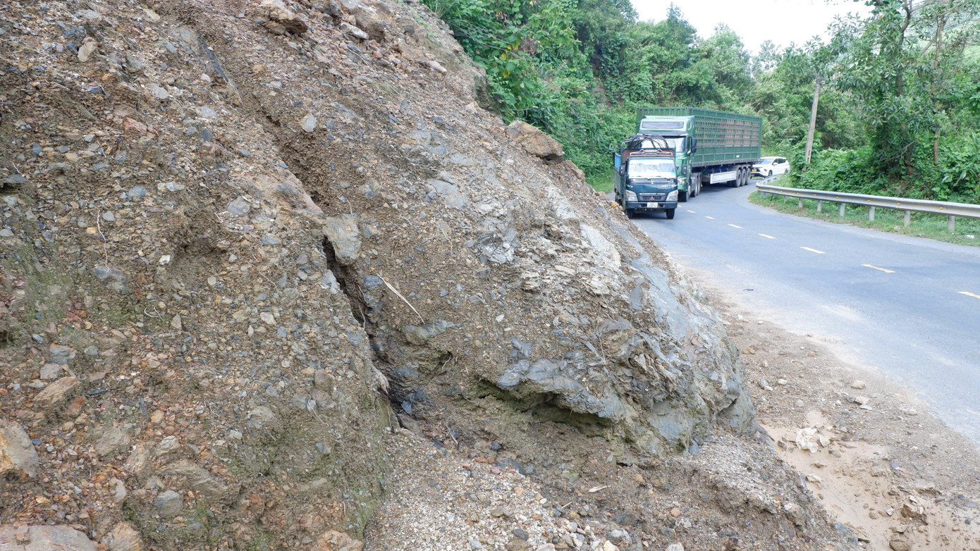 Mùa mưa bão đang đến gần, nguy cơ mất an toàn giao thông đe dọa tài sản, tính mạng của người dân đi lại trên Quốc lộ 14G tại Dốc Kiền là rất cao, cần có giải pháp căn cơ, lâu dài.