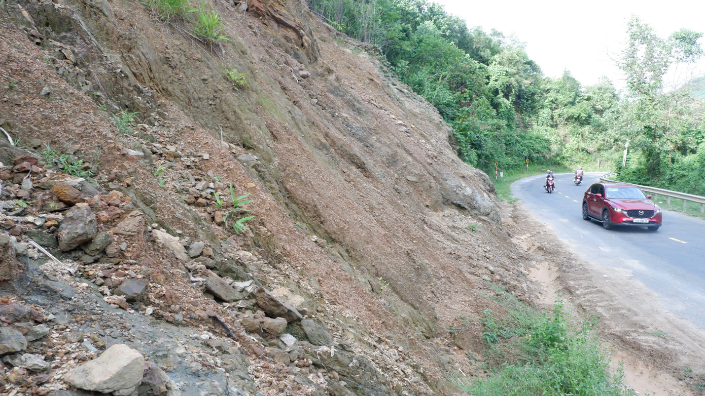 Đất đá dọc sườn núi có nguy cơ sạt lở, đe dọa người và phương tiện tham gia giao thông.