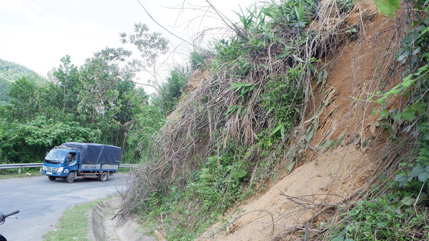 Một điểm sạt lở, trôi sạt đất xuống ở Dốc Kiền ngay vị trí đất rừng đã được trồng keo của người dân.