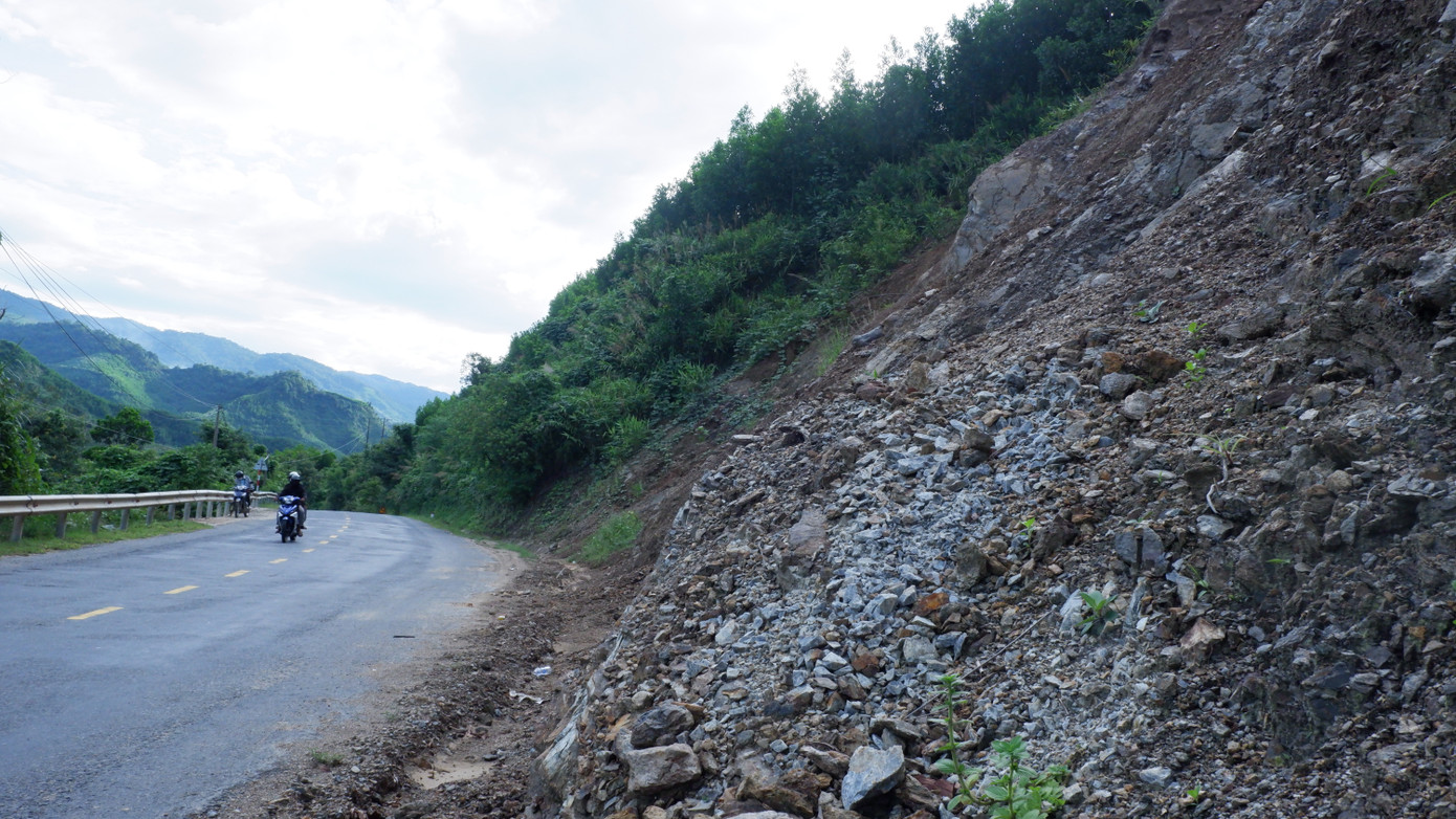 Đất đá dọc sườn núi có nguy cơ sạt lở, đe dọa người và phương tiện tham gia giao thông.