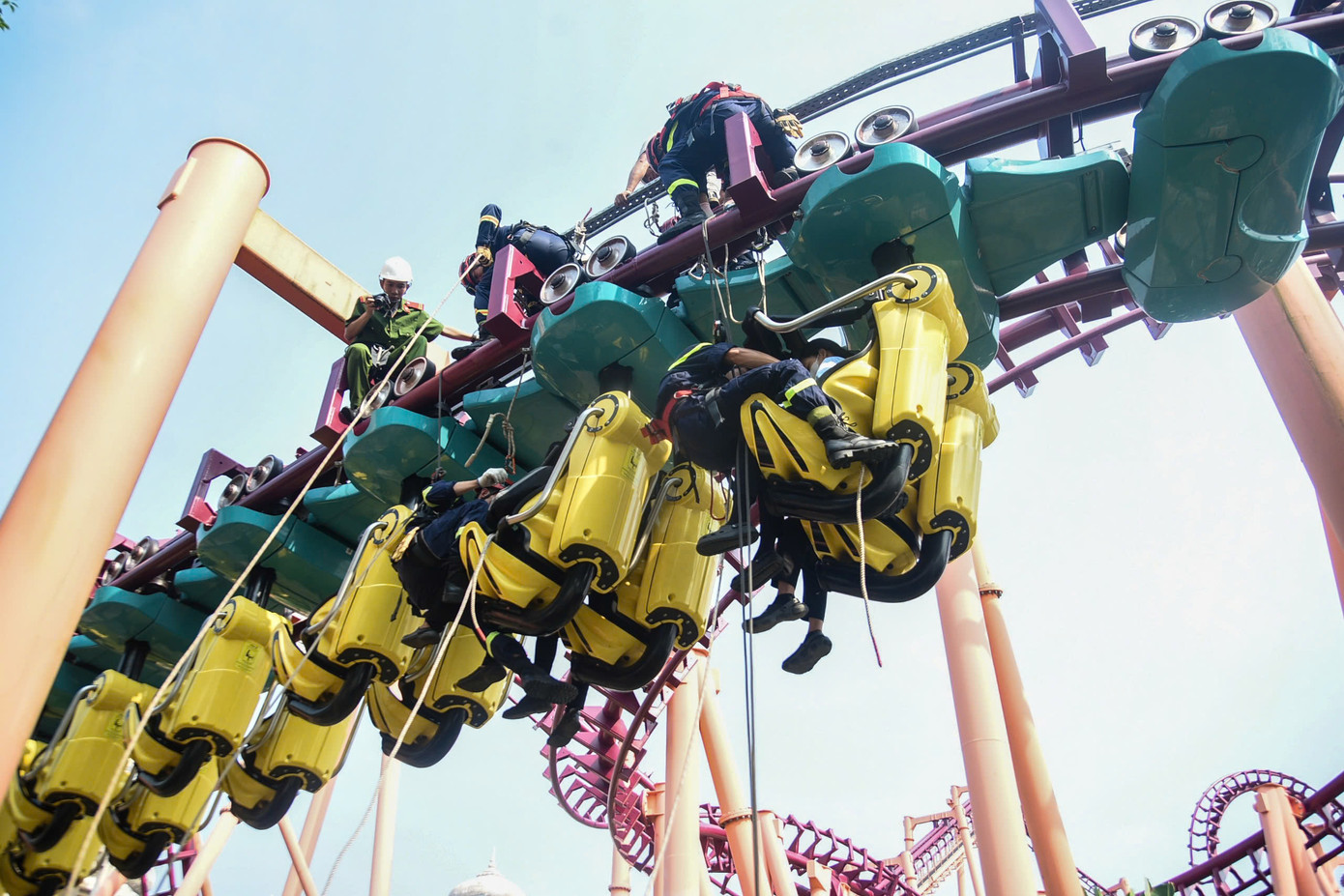 Nhân viên an ninh phong tỏa hiện trường, báo cáo tình huống và hỗ trợ lực lượng kỹ thuật kiểm tra hệ thống phanh, đảm bảo không có trường hợp mắc kẹt hay va chạm. Tổ Cảnh sát chữa cháy và cứu nạn, cứu hộ đặc biệt tinh nhuệ được điều động gấp đến hiện trường Lực lượng nhanh chóng cơ động trang thiết bị, đu dây tiếp cận nạn nhân. Nhân viên an ninh phong tỏa hiện trường, báo cáo tình huống và hỗ trợ lực lượng kỹ thuật kiểm tra hệ thống phanh, đảm bảo không có trường hợp mắc kẹt hay va chạm. Tổ Cảnh sát chữa cháy và cứu nạn, cứu hộ đặc biệt tinh nhuệ được điều động gấp đến hiện trường Lực lượng nhanh chóng cơ động trang thiết bị, đu dây tiếp cận nạn nhân.