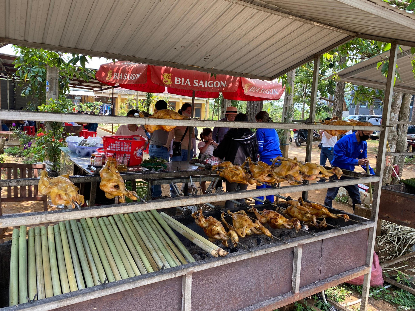 Cơm lam, gà nướng là đặc sản ở Măng Đen thu hút du khách dừng chân thưởng thức.