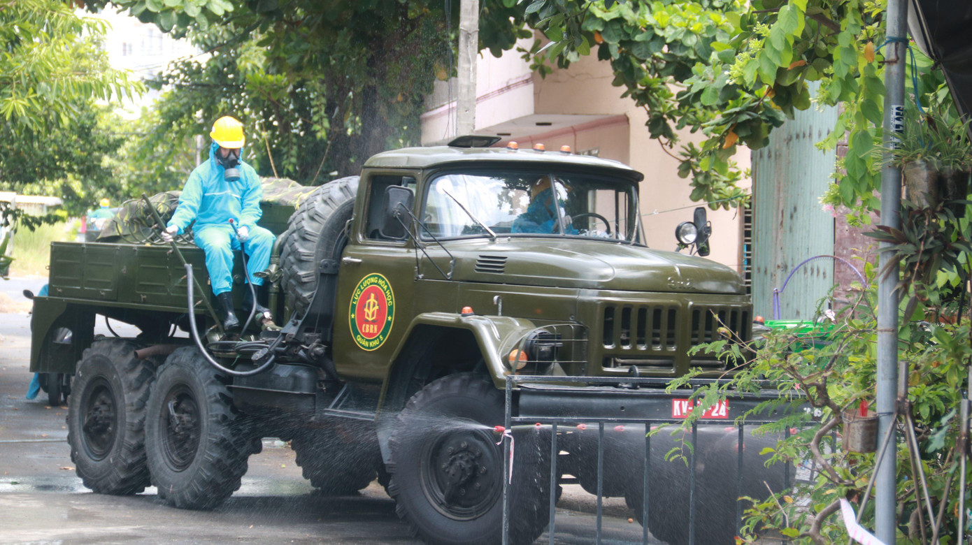 Xe phục vụ khử khuẩn tiến vào một khu vực dân cư được phong toả cứng bên trong phường Nại Hiên Đông.