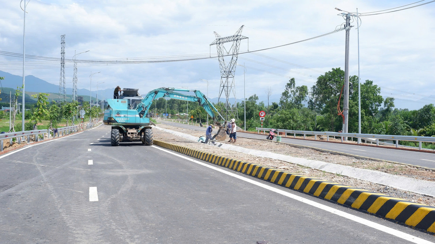 Lãnh đạo phường Điện Bàn Bắc cũng cho biết, sau khi ổn định tổ chức bộ máy, phường sẽ tích cực phối hợp với chủ đầu tư đẩy nhanh giải phóng mặt bằng để sớm hoàn thành dự án, phục vụ người dân đi lại.