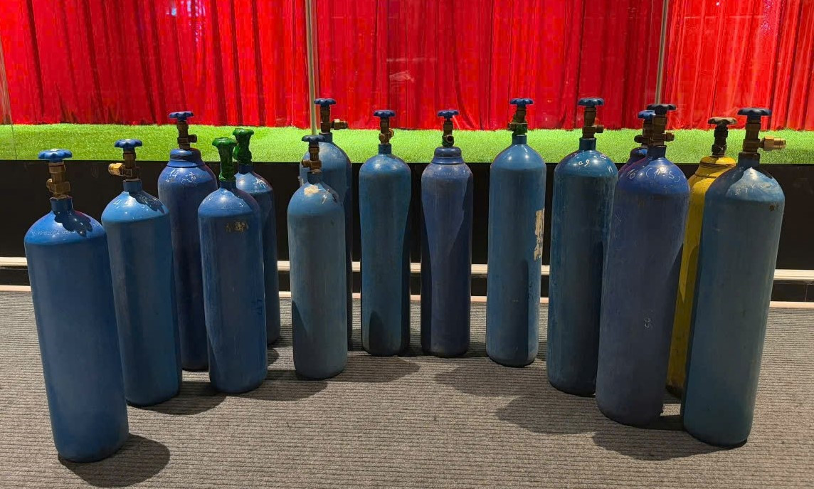 15 bình bóng cười được phát hiện bên trong quán bar phục vụ khách có nhu cầu.