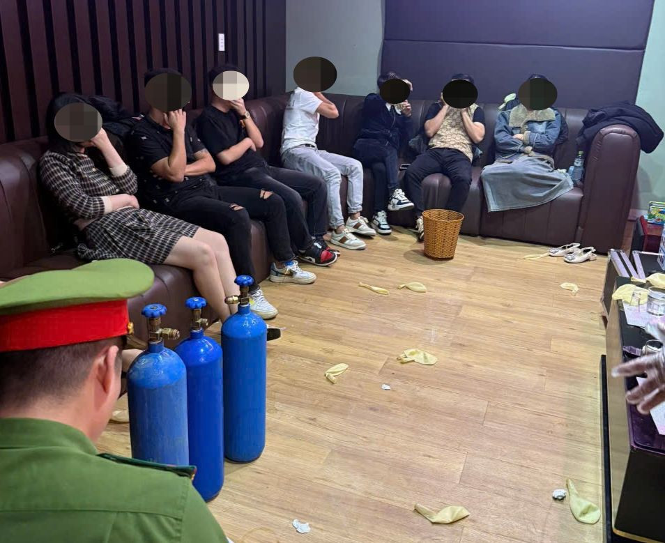 Tiến hành test nhanh Công an phát hiện 4 đối tượng dương tính với ma túy.