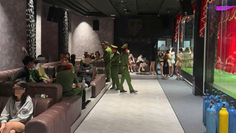 Công an kiểm tra cơ sở kinh doanh và phát hiện một số vi phạm.