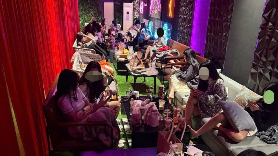 Khách chơi bên trong cơ sở kinh doanh dịch vụ R.P.L.