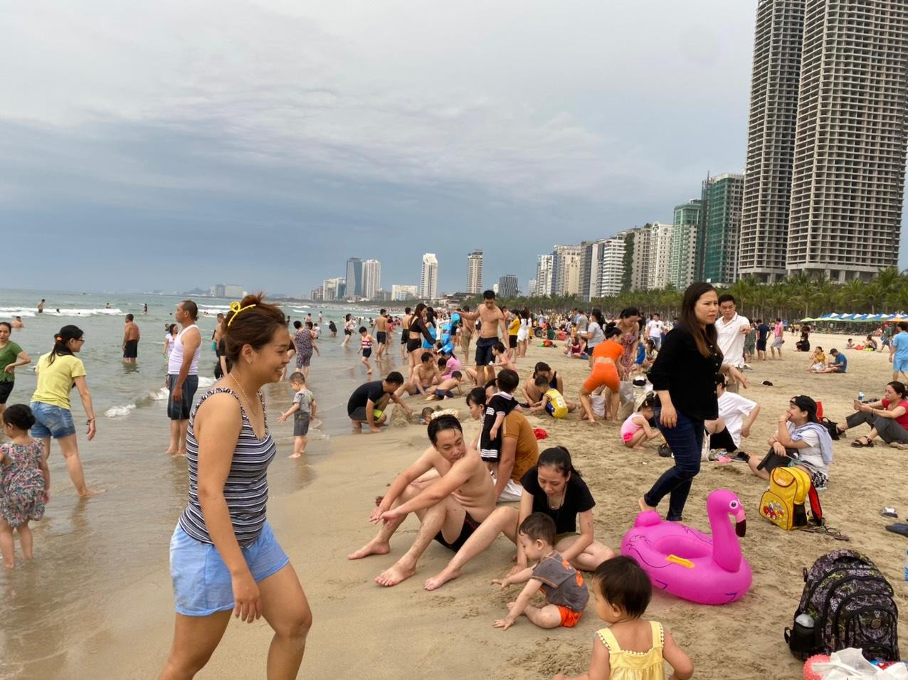 Bãi tắm ở công viên Biển Đông thu hút người dân và du khách.