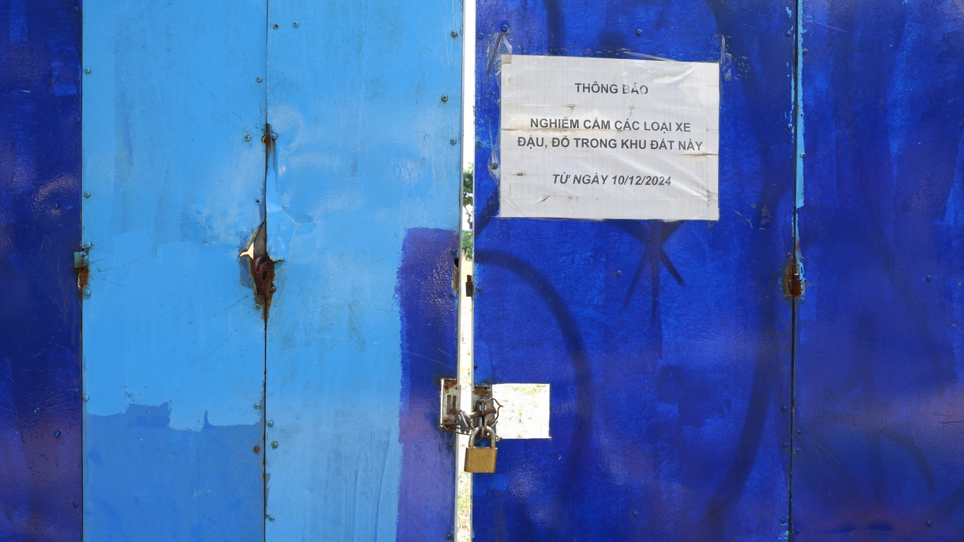 Hiện khu 2 mặt tiền đường Trần Phú và Bạch Đằng của khu đất đều được khóa cổng, bên trong bỏ hoang, cây cỏ mọc um tùm.