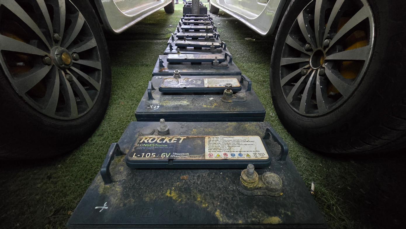 Để lâu ngày, bụi phủ các xe điện, trong khi hệ thống bình điện của xe bắt đầu hư hỏng, thiệt hại do lâu ngày không hoạt động. Trong đơn kiến nghị gửi UBND TP. Đà Nẵng, các doanh nghiệp mong thành phố sớm lắp đặt biển báo giới hạn tốc độ 30 km/h trên các tuyến đường nội đô, để xe điện 4 bánh được lưu thông trở lại theo đúng quy định. “Trước mắt, doanh nghiệp mong muốn được xem xét cho phép thí điểm hoạt động tạm tại một số tuyến phố có mật độ giao thông phù hợp, tương tự mô hình tại TPHCM đang làm” đại diện các công ty cho biết.