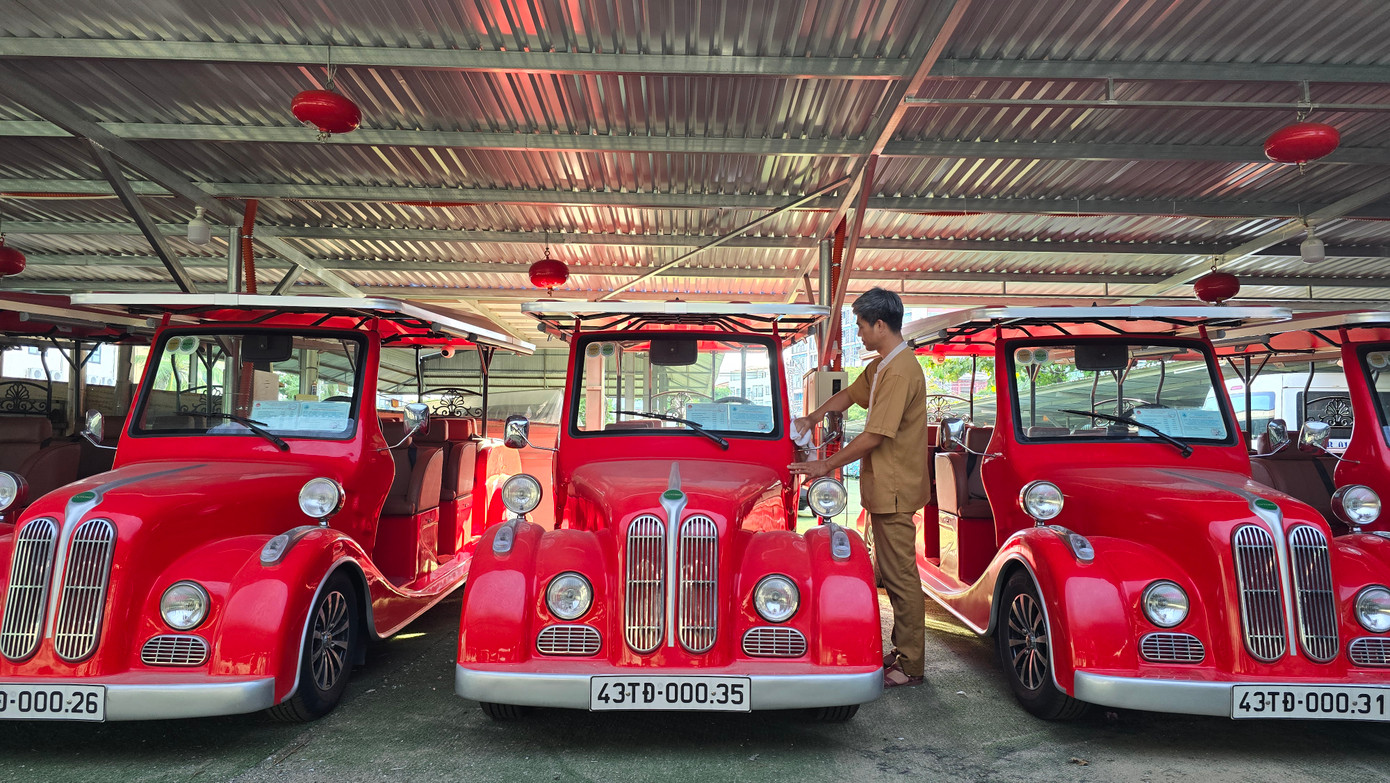 Trước tình cảnh khó khăn do phải ngừng hoạt động, vừa qua, một số doanh nghiệp có xe điện 4 bánh đã có đơn cầu cứu, kêu gọi tháo gỡ vướng mắc cho người lao động và các đơn vị kinh doanh vận tải. Các doanh nghiệp cho biết đã gửi đơn kiến nghị đến Chủ tịch UBND TP. Đà Nẵng để phản ánh những khó khăn gặp phải khi xe điện 4 bánh chở khách phải tạm dừng hoạt động kể từ ngày 15/2/2025.