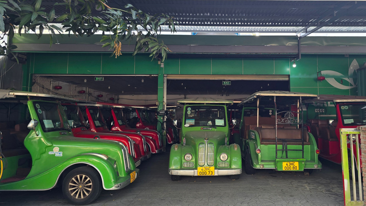 Thời gian qua, hàng loạt doanh nghiệp hoạt động vận tải xe điện 4 bánh đã phải ngừng hoạt động do vướng quy định. Cụ thể, Nghị định 165/2024/NĐ-CP có hiệu lực từ 15/2/2025, quy định xe chở người bốn bánh có gắn động cơ chỉ được lưu thông trên đường có biển báo tốc độ tối đa 30 km/h. Trong khi đó, tại Đà Nẵng hiện rất hiếm có tuyến đường lắp đặt biển báo này, do đó, xe điện 4 bánh phải “đứng bánh” gần 4 tháng nay.