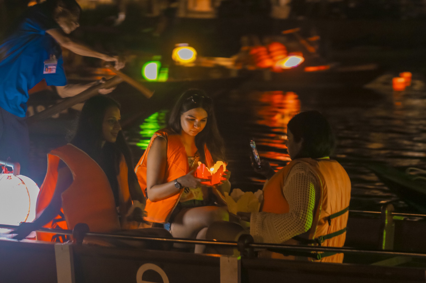 Nhiều du khách nước ngoài thích thú thả đèn hoa đăng trên dòng sông Hoài và ghi lại những khoảnh khắc đẹp trong dịp Tết Trung thu này.