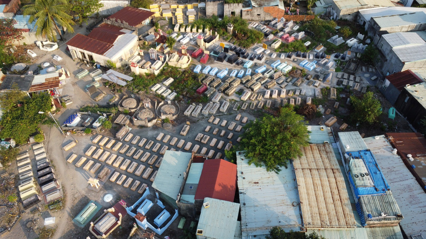 Gần 2.000 ngôi mộ xen lẫn khu dân cư ở Hòa Khánh Nam. Gần 2.000 ngôi mộ xen lẫn khu dân cư ở Hòa Khánh Nam.