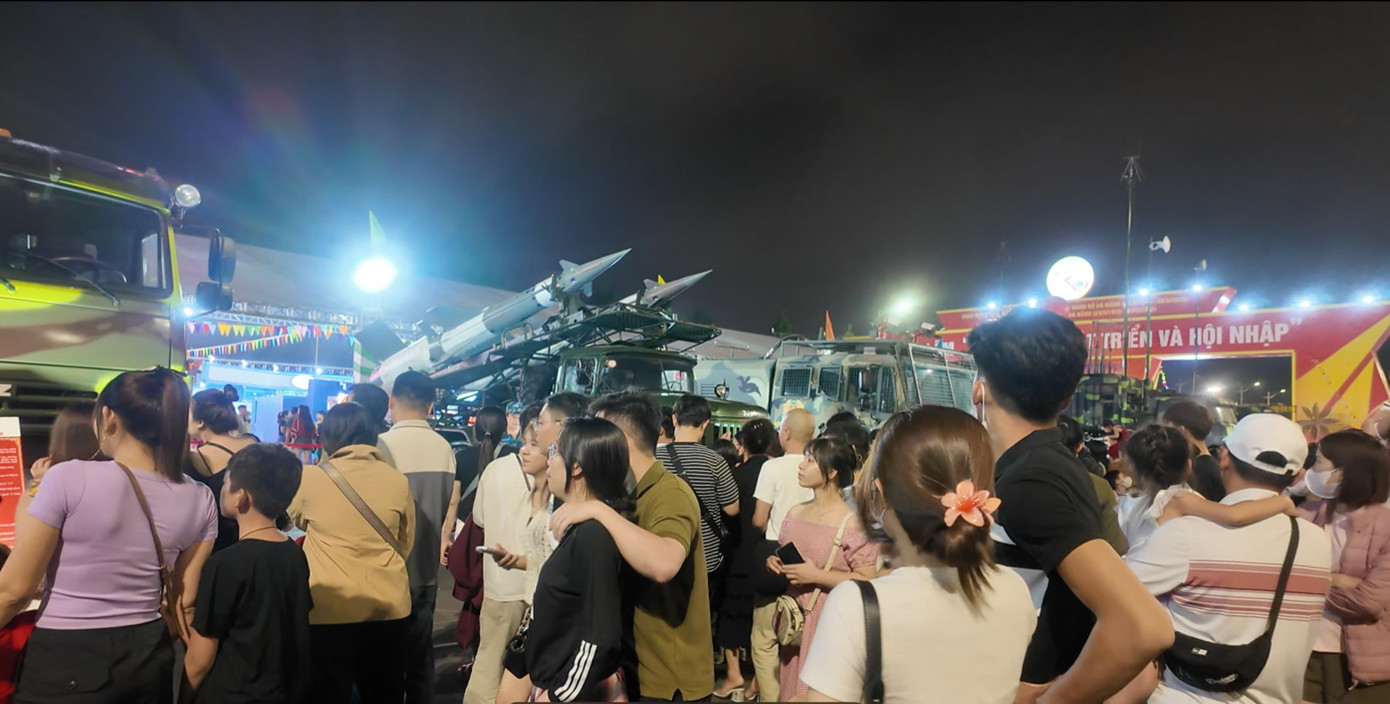 Khai trương từ ngày 26/3 đến nay, các khu trưng bày quốc phòng, an ninh tại triển lãm "Đà Nẵng phát triển và hội nhập" chào mừng 50 năm Ngày Giải phóng thành phố luôn thu hút lượng lớn du khách, người dân về tham quan, chiêm ngưỡng và tìm hiểu các loại khí tài, thiết bị quân trang, vũ khí.