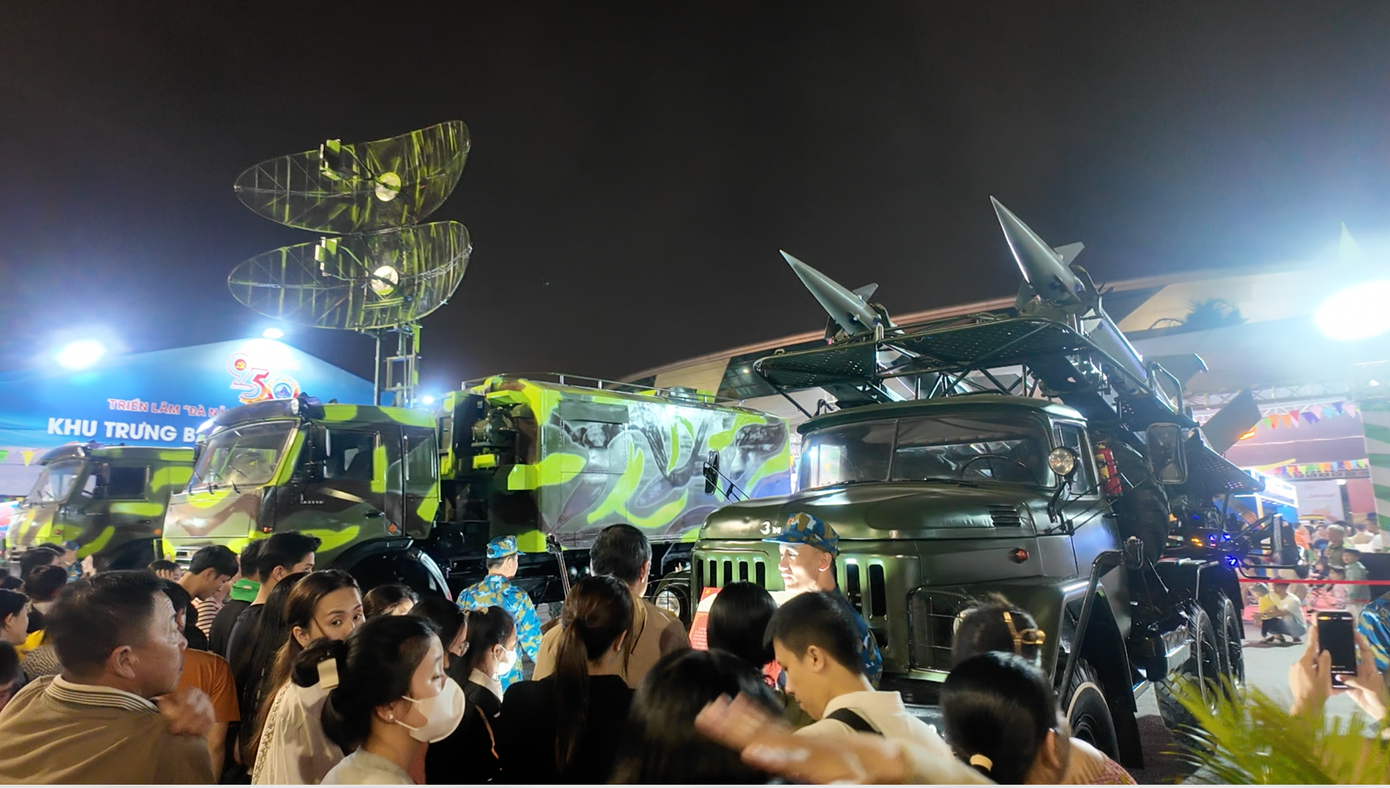 Gian trưng bày của Sư đoàn Phòng không 375 thu hút người dân và khách tham quan bởi hệ thống tên lửa phòng không C125-21M cùng hệ thống xe chuyên dụng phục vụ công tác chiến đấu và sẵn sàng chiến đấu để bảo vệ toàn vẹn bầu trời Tổ quốc.