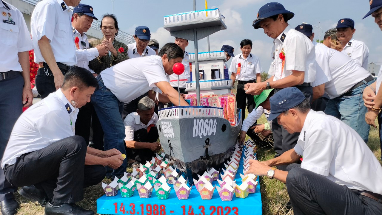 64 ngọn nến được thắp lên quanh con tàu HQ604 tưởng nhớ anh linh các liệt sĩ Gạc Ma.