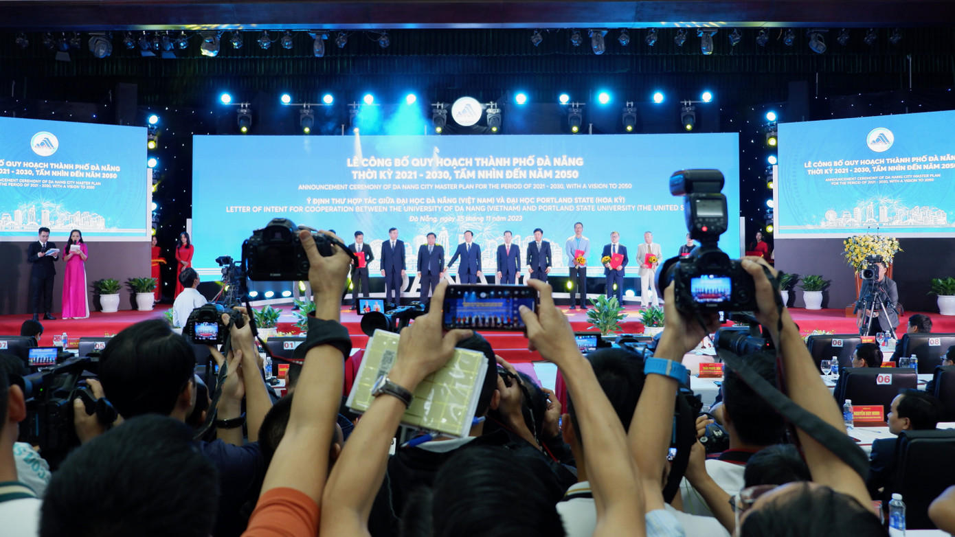 Nhân dịp này, Đà Nẵng đã cấp giấy chứng nhận đầu tư cho các dự án với tổng mức đầu tư 9,3 nghìn tỷ đồng. Nhân dịp này, Đà Nẵng đã cấp giấy chứng nhận đầu tư cho các dự án với tổng mức đầu tư 9,3 nghìn tỷ đồng.