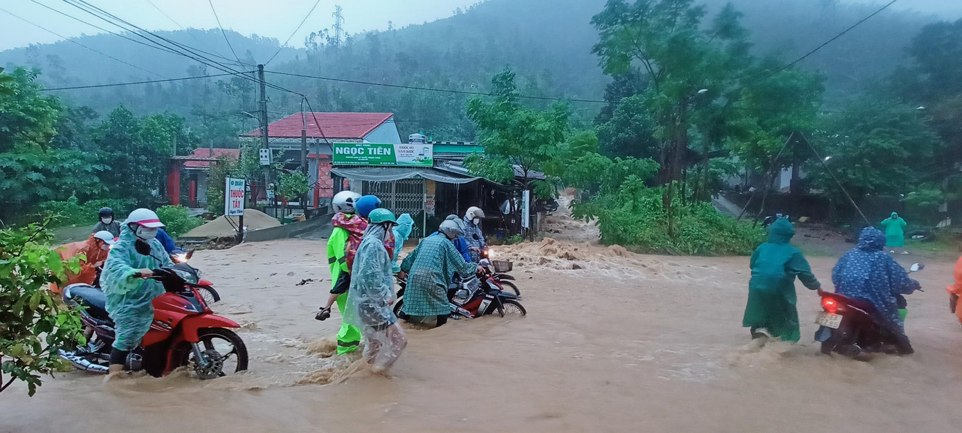 Nước từ khe suối dọc các sườn núi, đồi chảy xuống kéo theo một lượng đất đá tràn xuống lòng đường khiến giao thông đi lại của người dân bị ảnh hưởng. Trời tiếp tục có mưa to khiến nguy cơ sạt lở tiếp tục có thể xảy ra.