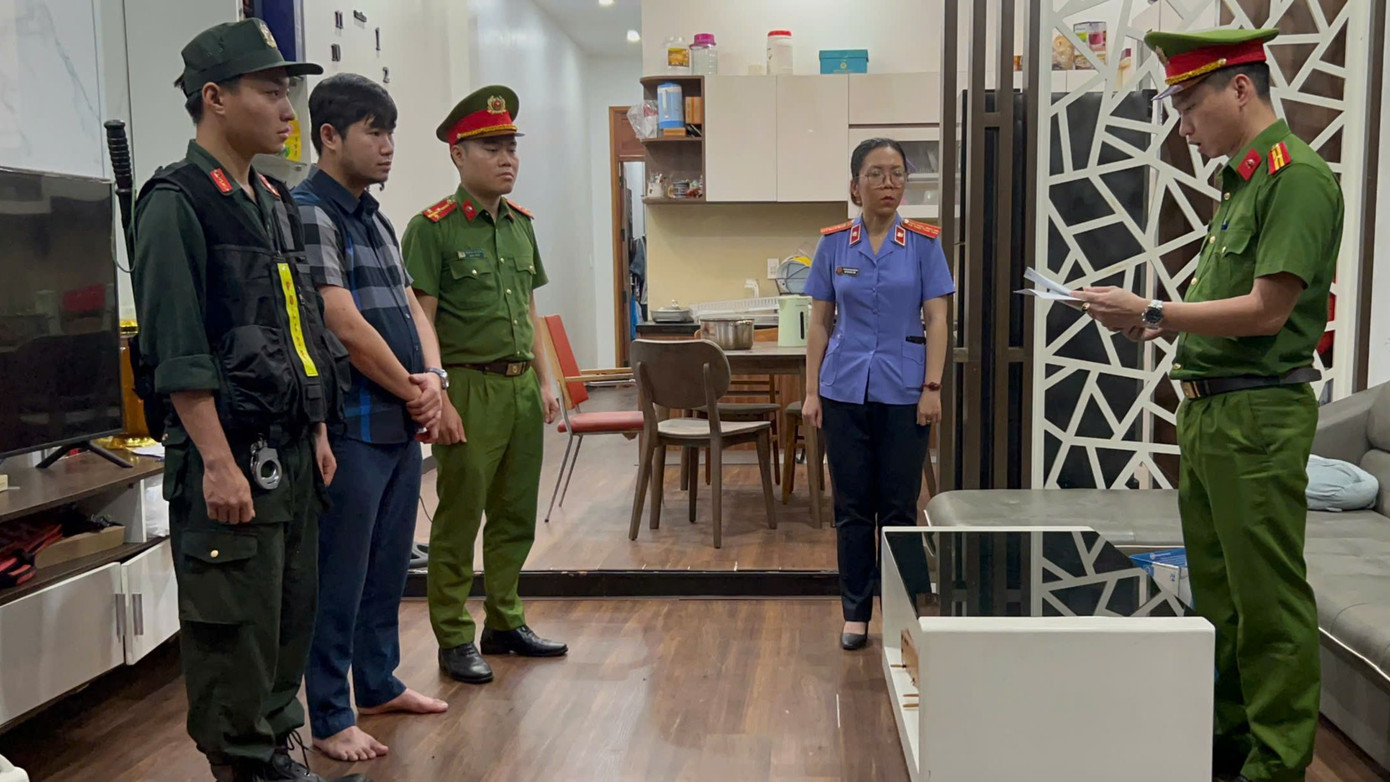 Công an thực hiện lệnh khởi tố đối với Nguyễn Đỗ Đạt. Ảnh: CA