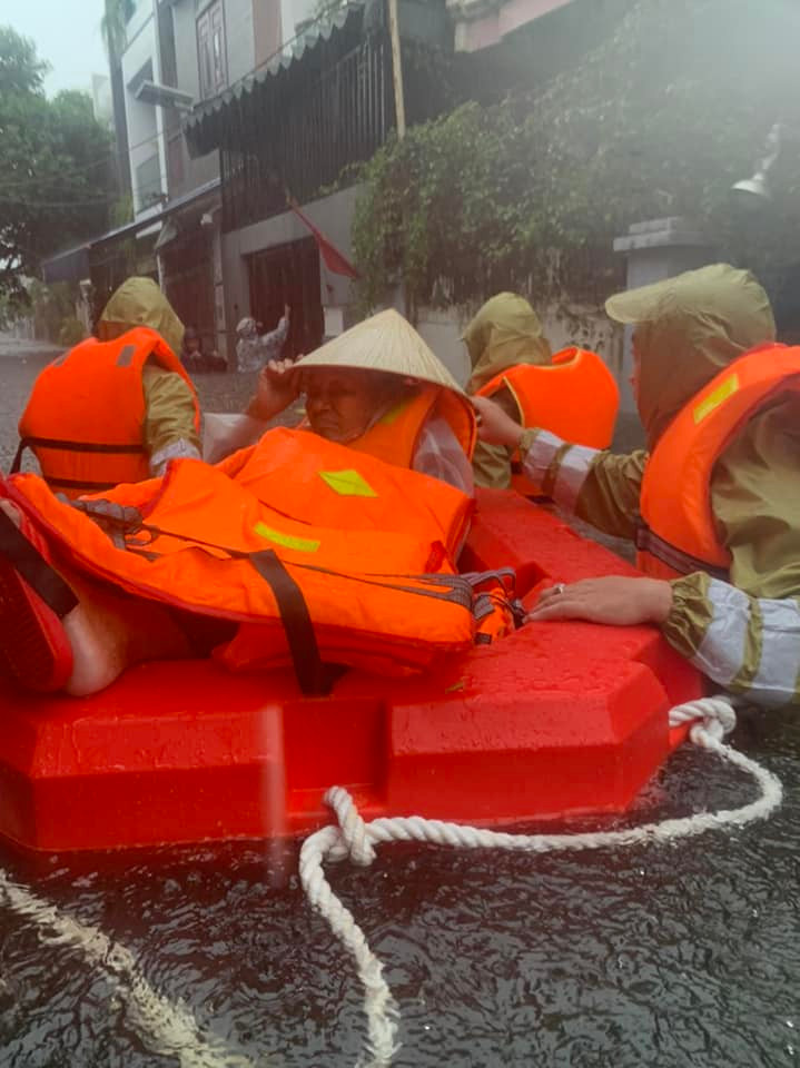 Công an quận Thanh Khê đã chỉ đạo công an 10 phường nắm tình hình địa bàn, khu vực quản lý, sẵn sàng cứu giúp nhân dân, phòng tránh những nguy cơ ngập lụt ảnh hưởng đến sức khỏe và tài sản của bà con. Công an quận Thanh Khê đã chỉ đạo công an 10 phường nắm tình hình địa bàn, khu vực quản lý, sẵn sàng cứu giúp nhân dân, phòng tránh những nguy cơ ngập lụt ảnh hưởng đến sức khỏe và tài sản của bà con.