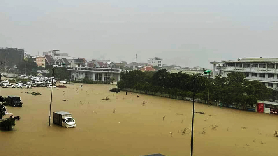 Nhiều ô tô ngập sâu trong nước.