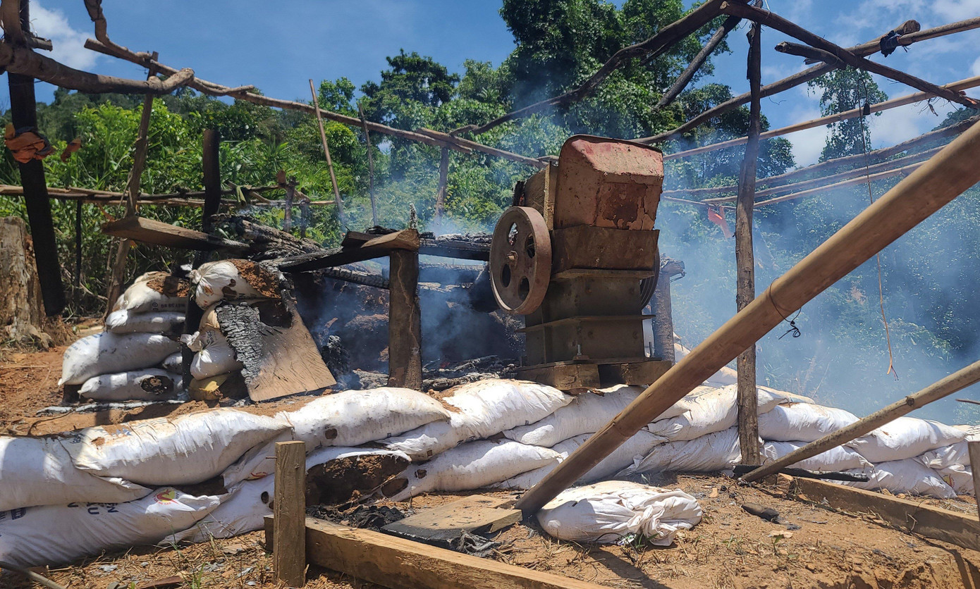 Kiểm tra khu vực Cầu Ván, cơ quan chức năng phát hiện 1 nhà cũ lợp tôn, thưng ván của người dân bị hư hỏng do sạt lở, 1 lán trại lợp tôn mới làm dùng để làm chuồng chăn nuôi và 1 đống cát khoảng 3m3 được đậy tấm bạt. Kiểm tra khu vực Cầu Ván, cơ quan chức năng phát hiện 1 nhà cũ lợp tôn, thưng ván của người dân bị hư hỏng do sạt lở, 1 lán trại lợp tôn mới làm dùng để làm chuồng chăn nuôi và 1 đống cát khoảng 3m3 được đậy tấm bạt.